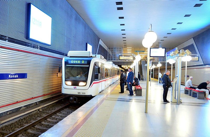 Izmir De Yilbasinda Metro Ve Izdeniz Saat Kaca Kadar Calisacak Izmir De Yilbasi Gecesine Ulasim Ayari