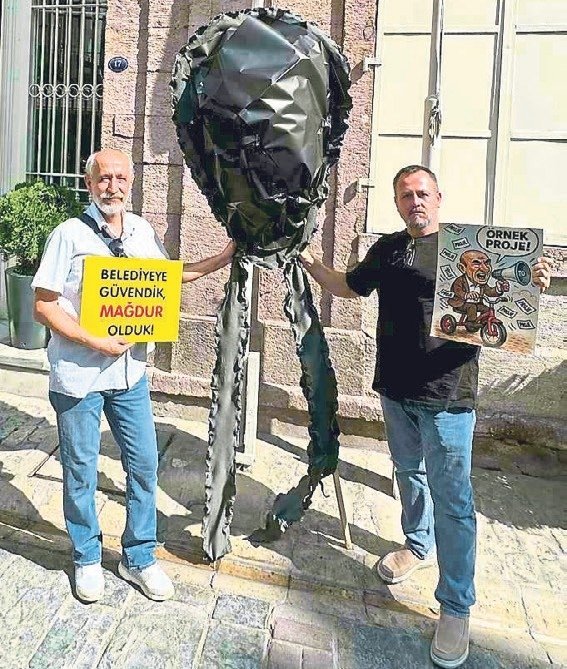 Kooperatif mağdurlarından siyah çelenkli isyan