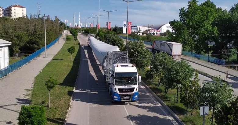 75 metre uzunluğundaki rüzgar türbininin kanatları tırlarla taşındı
