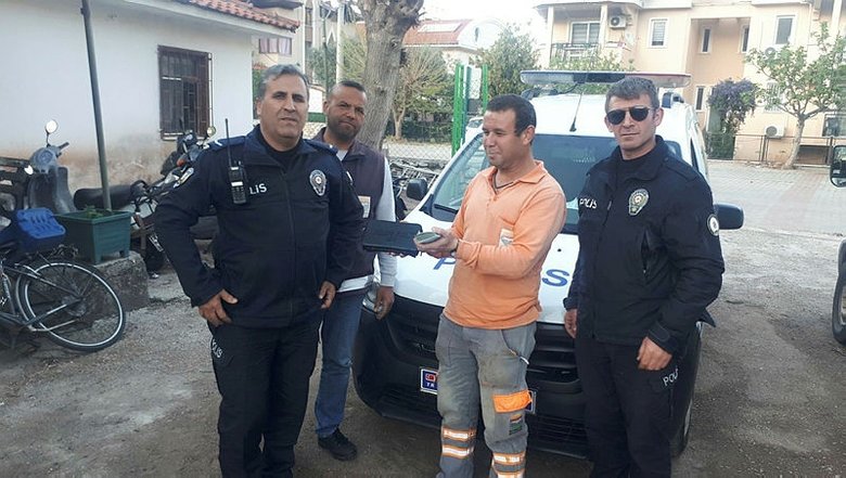 Kırmızı bültenle aranıyordu, çantasını unutunca yakalandı