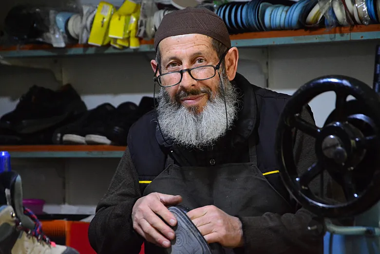 yarim-asirdir-mesleginin-basinda-cirak-bulamayan-73-yasindaki-ustadan-cagri-sanat-altin-bileziktir-1791960990694.png