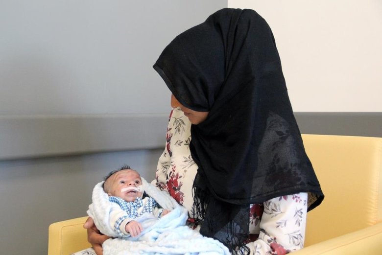 İzmir Şehir Hastanesi’nde yemek borusu ve makatı kapalı doğan bebek yaşama tutundu