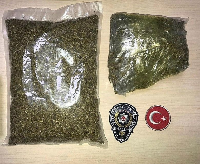 Hamile taklidi yapan kadının karnından 1 kiloya yakın bonzai çıktı