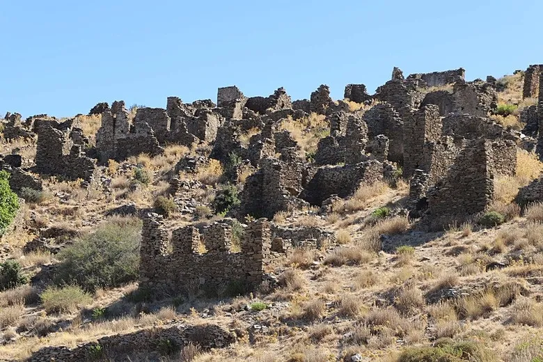 izmirde-zamana-terk-edilen-koy-120-haneli-koyden-geriye-sadece-tas-evler-kaldi-1789378855960.jpeg