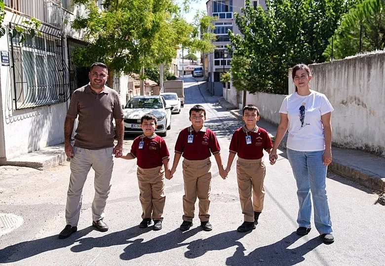 izmirde-okulun-en-dikkat-ceken-kardesleri-11-ay-arayla-dogdular-birlikte-okullu-oldular-1789380295205.jpeg