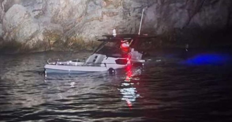 Kayalıklara çarpıp su alan teknedeki 4 kişi kurtarıldı
