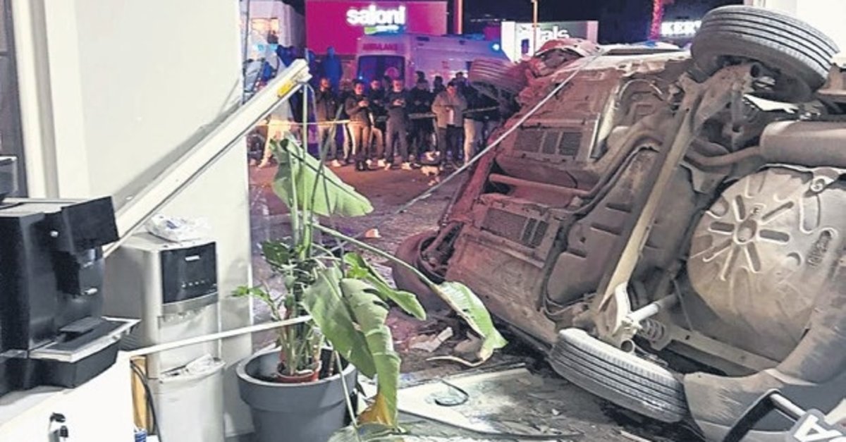 Muğla'da kontrolden çıkan araç iş yerine girdi