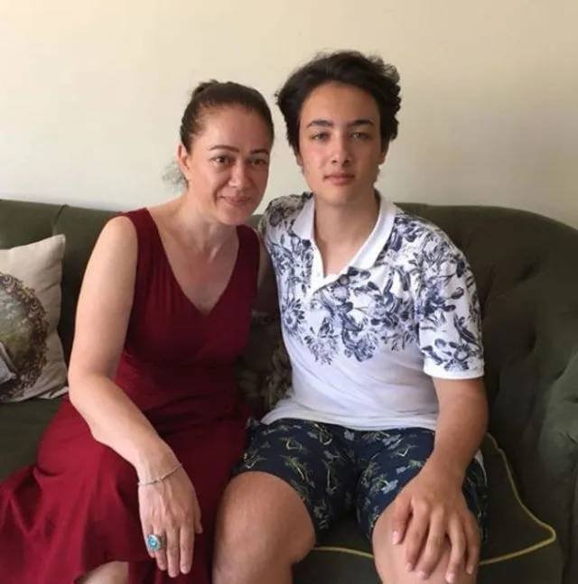 Yaprak Dökümü Fikret’in üvey oğulları büyüdü kocaman adam oldu! Son halleri çok şaşırtacak