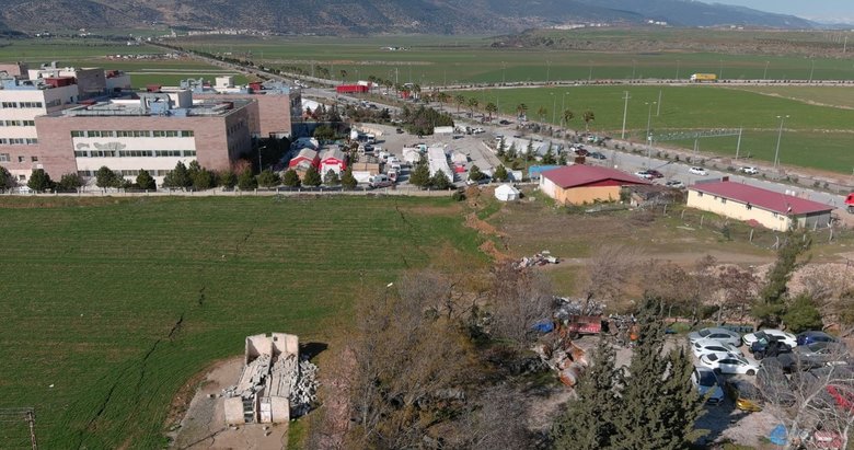 Ortasından fay geçen hastane dimdik ayakta