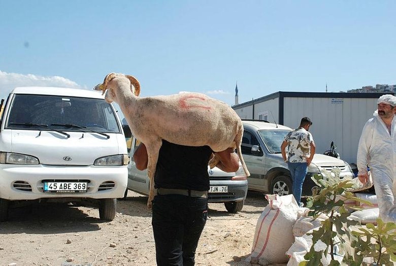 İzmirliler, kurbanlıklarını kesmek için kesim yerlerine koştu