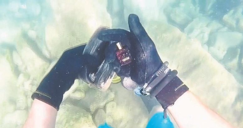 Denizin dibinde para dolu çanta buldu