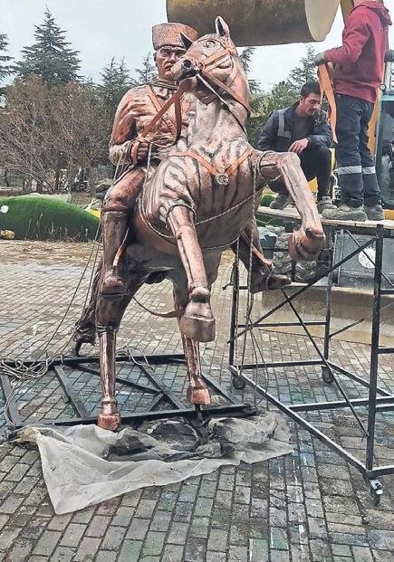 Afyonkarahisar’da bir garip heykel!