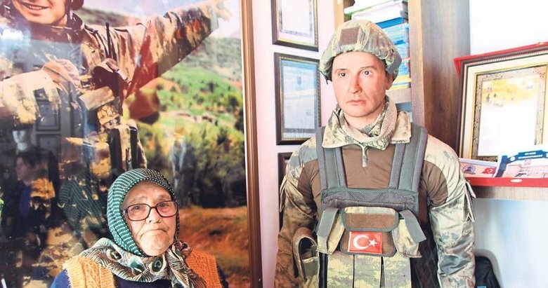 Şehit oğlunun hasretini heykeliyle gideriyor