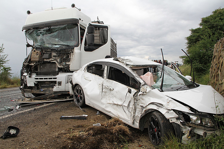manisada-zincirleme-trafik-kazasi-5-arac-birbirine-girdi-1779547843518.png