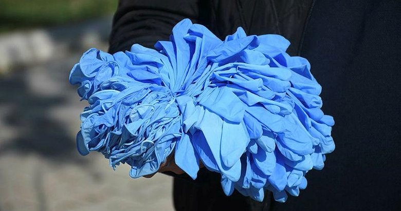 Lateks eldivenleri tekstil boyası ile maviye boyayıp, satmışlar