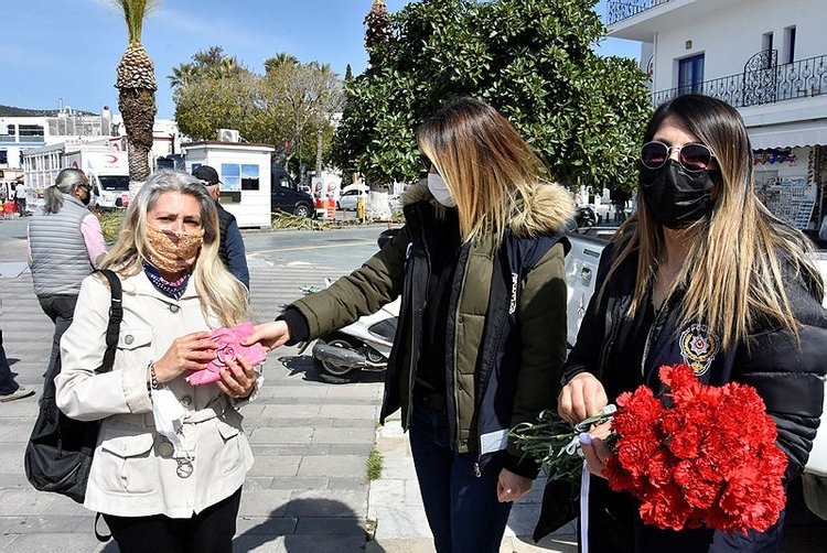 Bodrum’da cüzdanını düşüren kadın, polisin telefonuyla sevindi