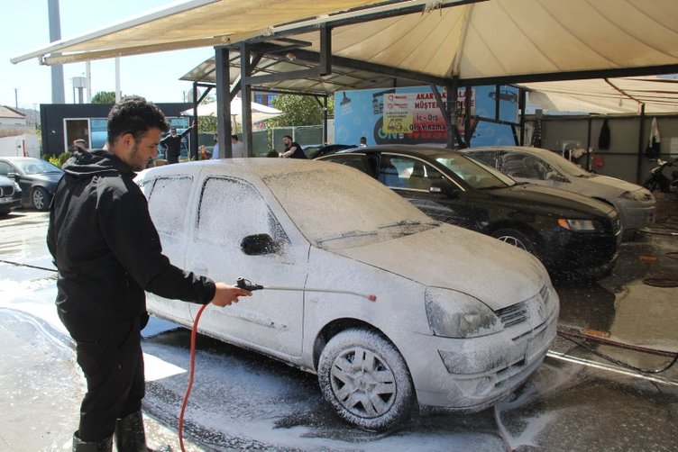 İzmir’de çamur yağdı; oto yıkamacılar bayram etti