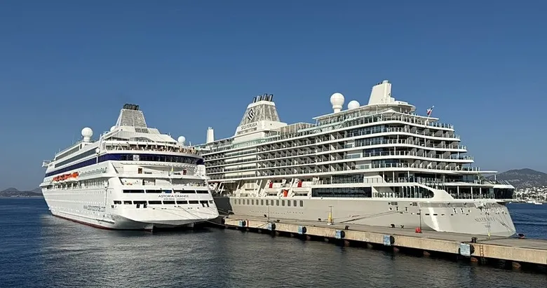 Bodrum’a iki kruvaziyer demir attı! Gemi akşama Antalya’ya yolcu!