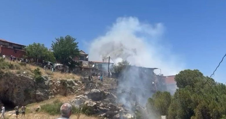 İzmir’de yangın: Bahçede çıkan yangın evi ve depoyu sardı