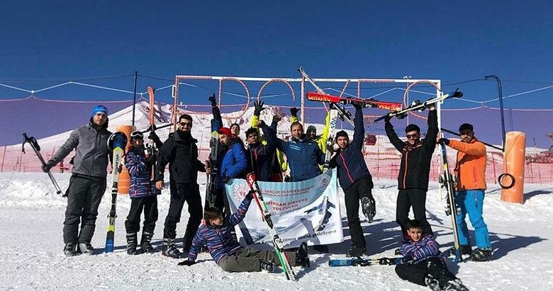 İzmirli Roman gençler Erciyes’te kayak eğitimi aldı