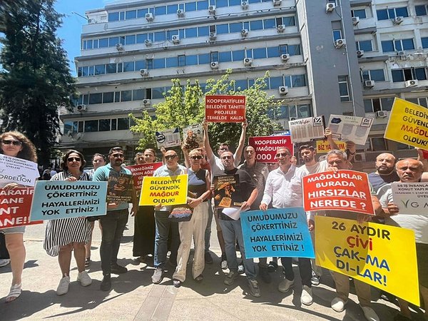izmirde-kooperatif-magdurlari-belediye-onunde-toplandi-belediyeye-guvendik-magdur-olduk-1751377107206.jpg