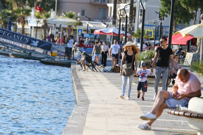 İzmir’de vatandaşlar maskesiz sokakta gezdi