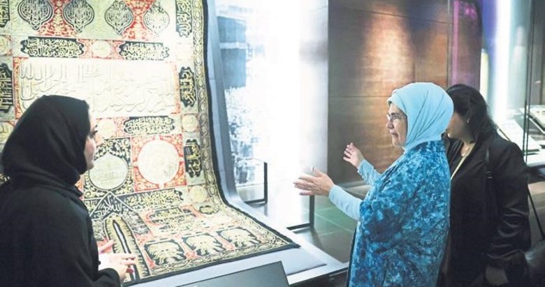 Emine Erdoğan Katara Camii’ni gezdi