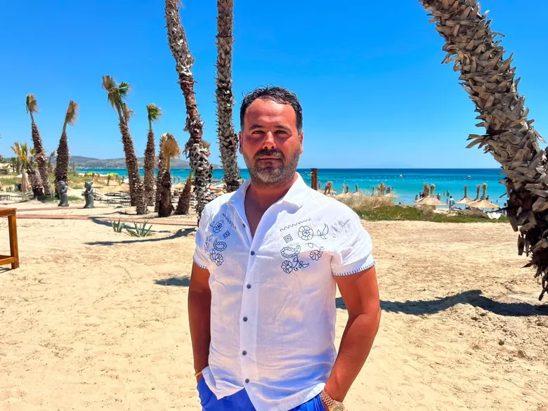 cesmede-gorenleri-sasirtan-plaj-tatil-anlayisini-degistirerek-ezber-bozan-plaj-1786805877819.png