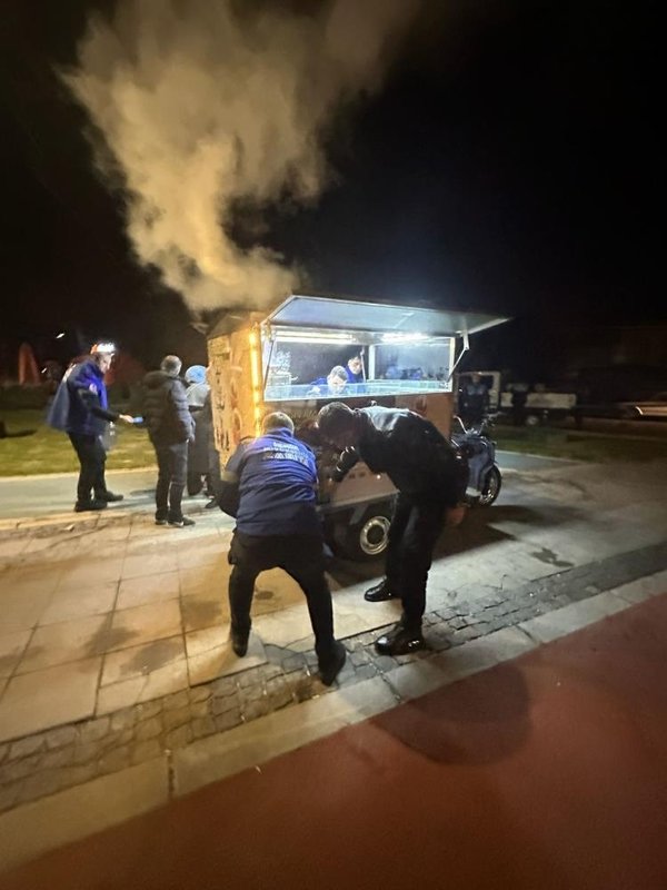 Malzemelerine el konuldu | İzmir’de skandal: 2 bardak çayı 300 TL’ye satıyorlarmış!