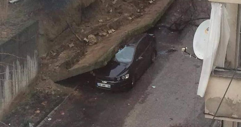 Denizli’de sitenin istinat duvarı otomobilin üstüne yıkıldı
