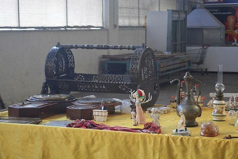 Aliağa’daki antika pazarı ziyaretçileri zaman yolculuğuna çıkarıyor