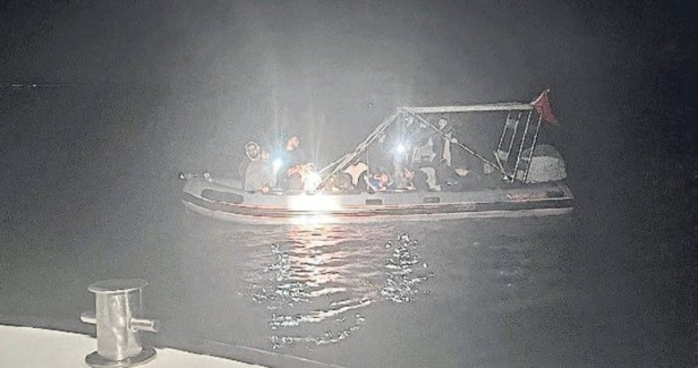 Karaburun açıklarında 17 düzensiz göçmen kurtarıldı