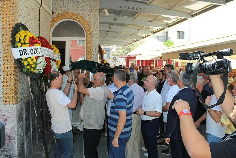 İzmir’de hayatını kaybeden Yeşilçam emektarı Rıza Pekkutsal son yolculuğuna uğurlandı