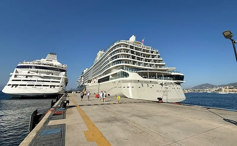 Bodrum’a iki kruvaziyer demir attı! Gemi akşama Antalya’ya yolcu!