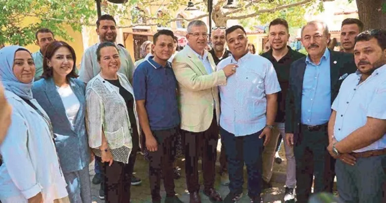 Denizli’de AK Parti’ye katılan 15 yeni üyeye rozetleri takıldı