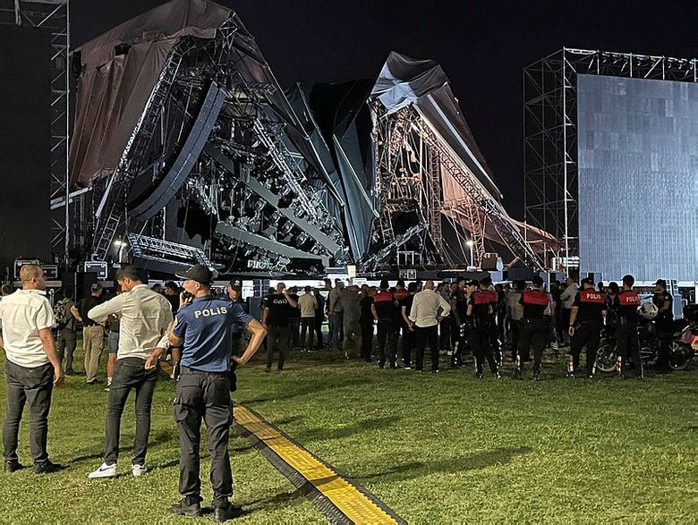 İzmir’de sahne çöktü