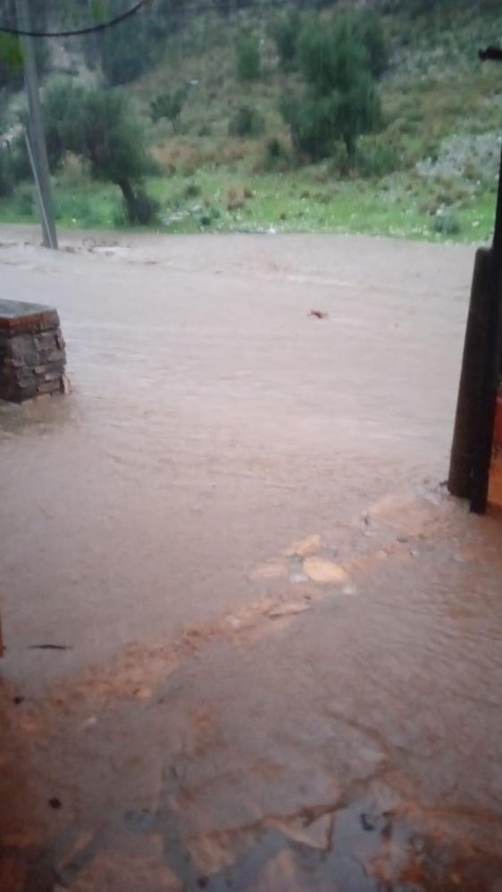 Marmaris’te sağanak etkili oldu, yollar kapandı