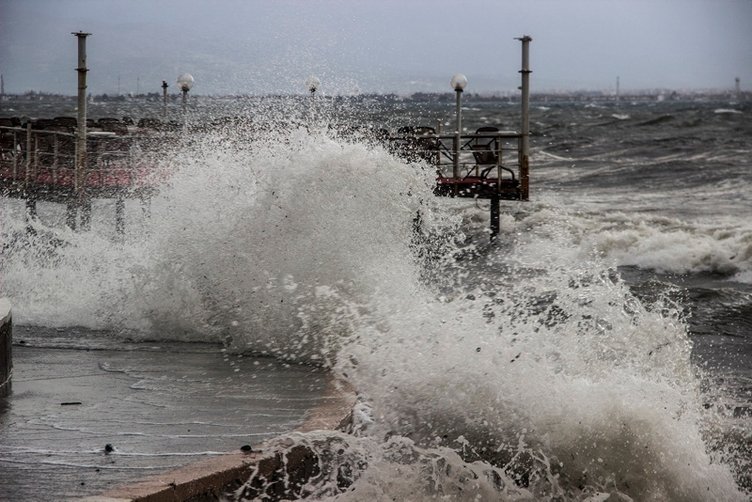 Kuzey Ege’de lodos hayatı felç etti