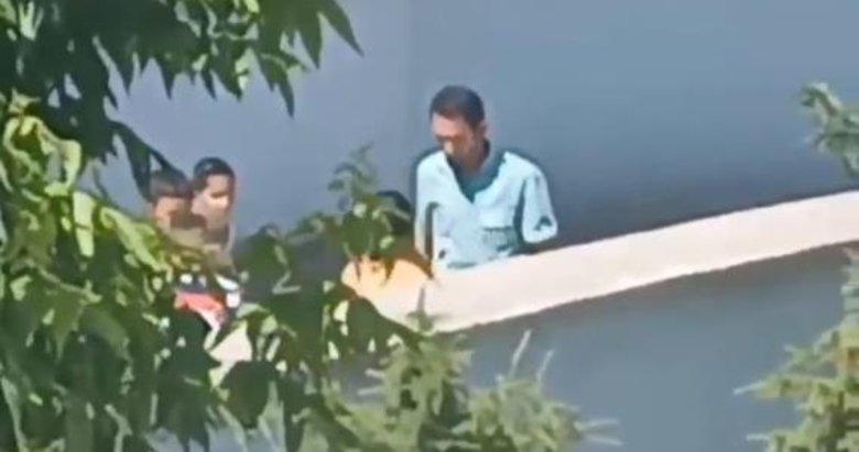 Okul bahçesinde ilkokul öğrencisini acımadan tokatladı