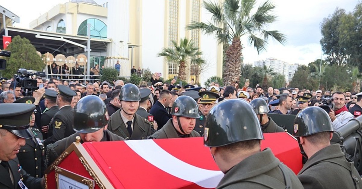 İzmir'de kahraman şehidimize son görev! Şehit Pilot Binbaşı İbrahim Bolat gözyaşlarıyla uğurlandı