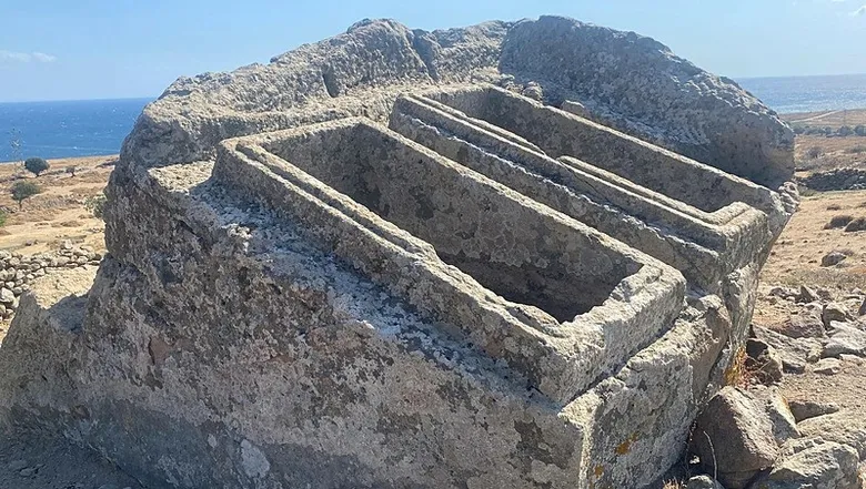 canakkale-gokceadada-2-bin-400-yillik-gizem-dev-kayaya-oyulmus-ikiz-mezarlar-1789221716664.jpeg