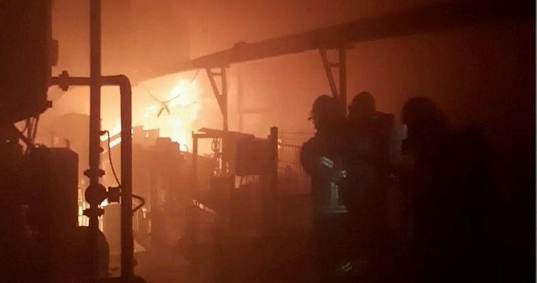 Metal fabrikasında yangın; İkisi itfaiye eri 4 kişi dumandan etkilendi