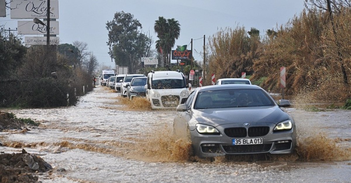 İzmir Ödemiş ilçesinde kuvvetli sağanak başladı: Araçlar suda kaldı