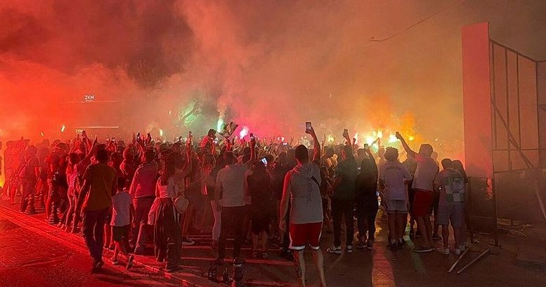 Bodrumspor taraftarı geceyi aydınlattı