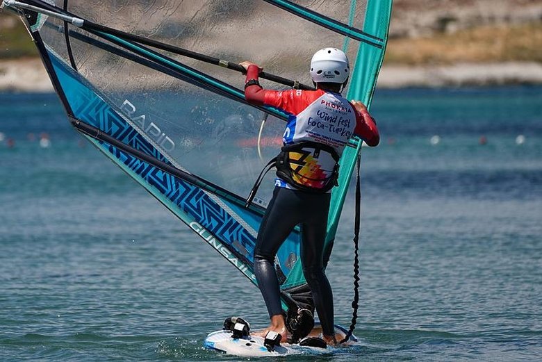 Rüzgarın evi Foça sörf tutkunlarını bekliyor! Su sporlarında önemli bir merkeze dönüşüyor