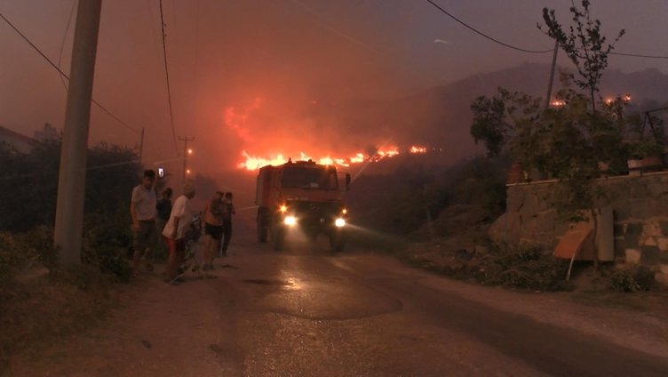 Balıkesir’deki yangın  Çınarlı bölgesi ve Marmara Adası ilçe merkezine kadar ulaştı