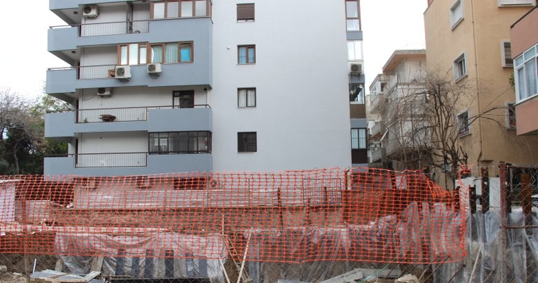 İzmir’de yıkılan apartmanın temelinde lahit bulundu