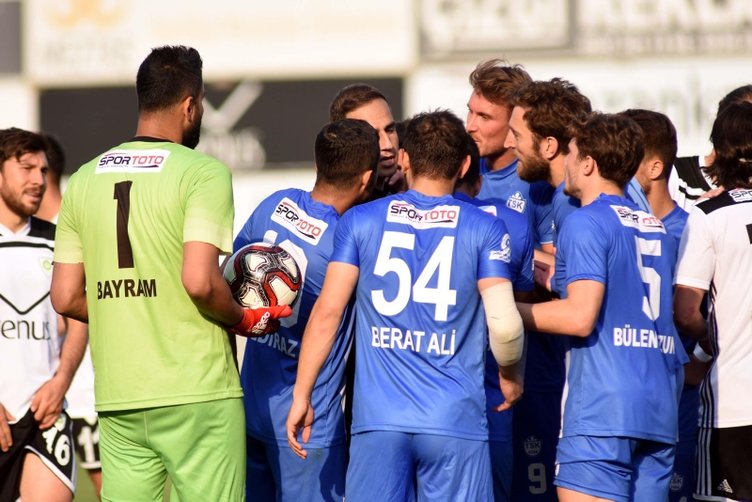 Manisa Büyükşehir Belediyespor-Tuzlaspor Play-off maçında saha karıştı
