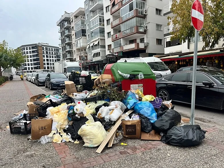 izmir-karsiyakada-copler-birikti-kotu-boku-mahalleliyi-isyan-ettirdi-1792318381108.jpeg