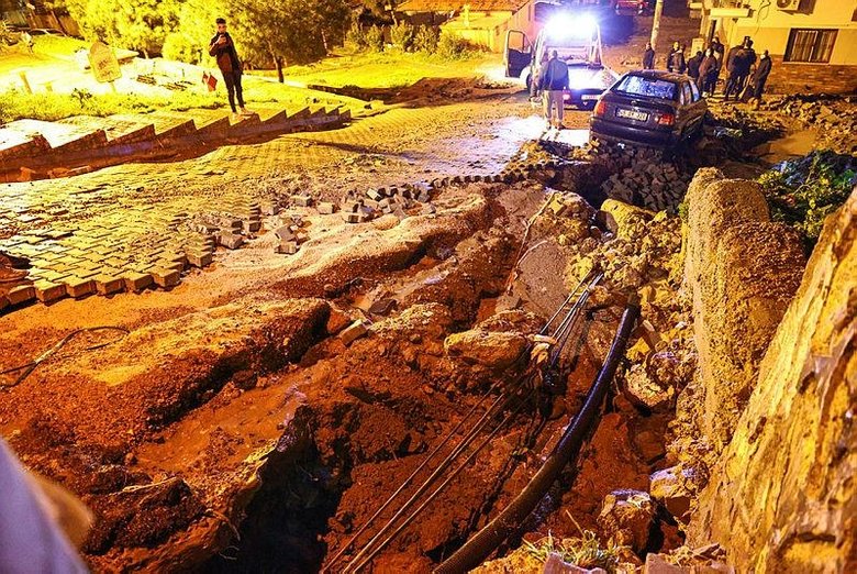 İzmir’de dere taştı! evleri su bastı: Her yağmurda sabaha kadar bekliyoruz